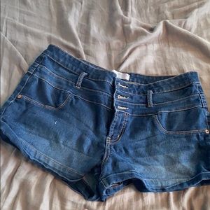 Cute 3 button high waisted jean shorts.